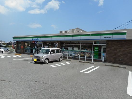 近くのファミリーマートさんまで750m（徒歩10分）