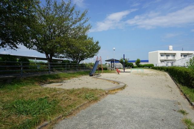 近くの春日公園まで500m（徒歩7分）