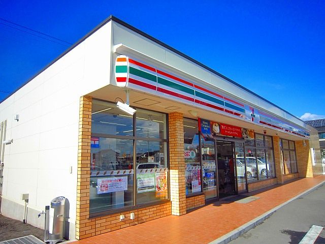 近くのコンビニまで300m（徒歩4分）