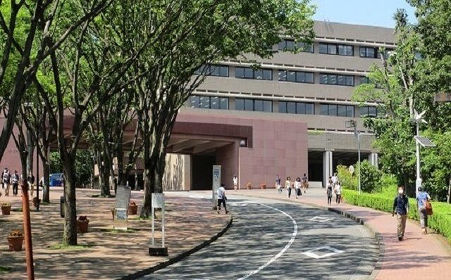 近くの法政大学まで3,300m（徒歩42分）
