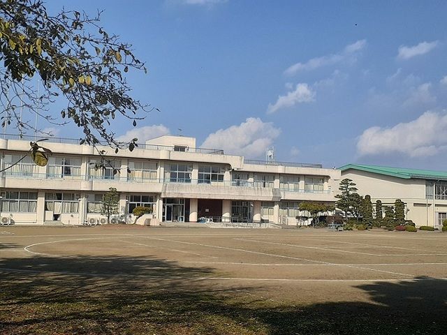 近くの登米市立加賀野小学校まで600m（徒歩8分）
