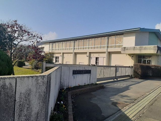 近くの登米市立加賀野小学校まで600m(徒歩8分)