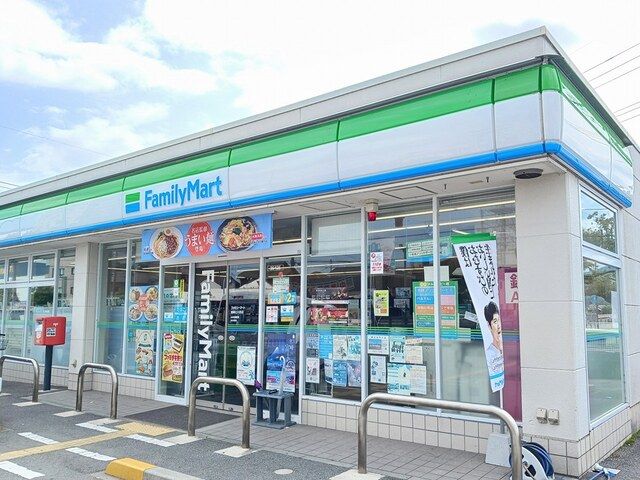 近くのファミリーマートまで1,100m（徒歩14分）