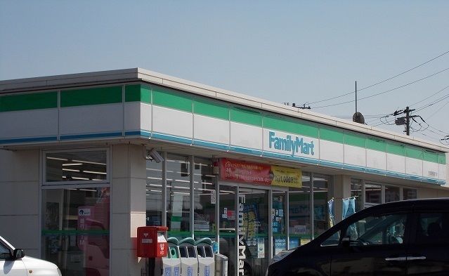 近くのファミリーマート市原古市場店まで450m（徒歩6分）