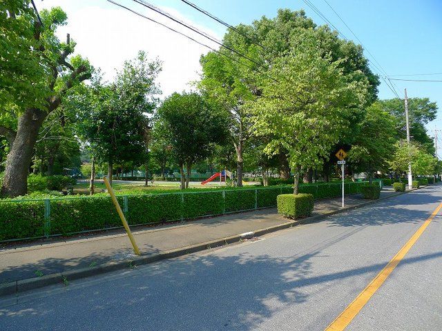 近くの高根中央公園まで1,400m（徒歩18分）