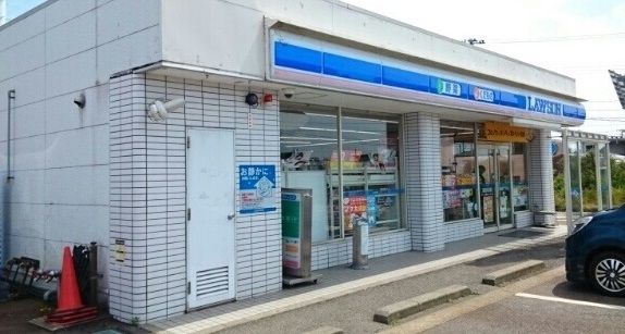近くのローソン新津インター店まで510m（徒歩7分）