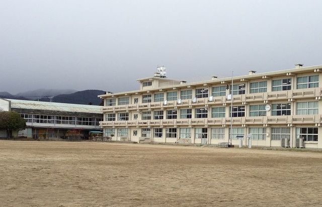 近くの福島市立笹谷小学校まで2,000m（徒歩25分）