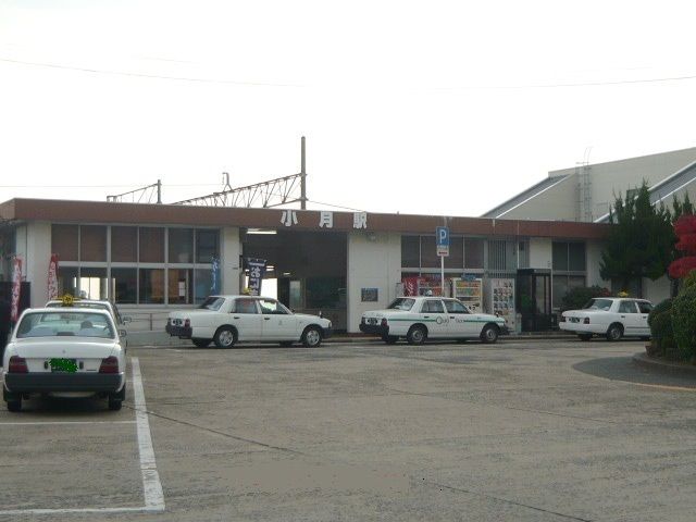 近くの小月駅まで1,100m（徒歩14分）