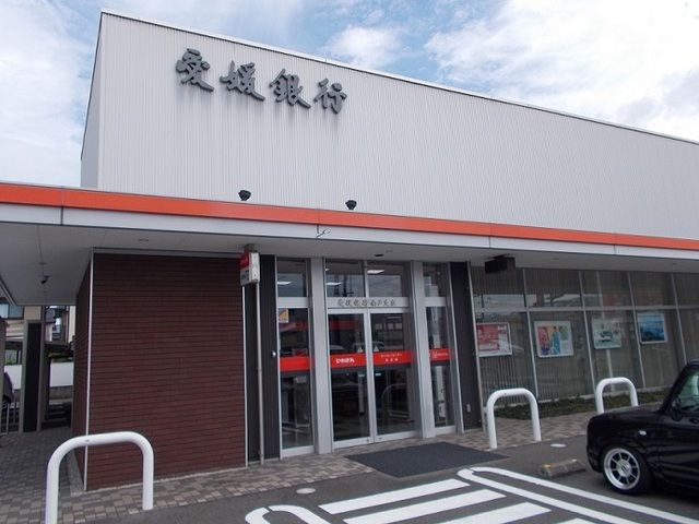 近くの愛媛銀行余戸支店様まで450m（徒歩6分）
