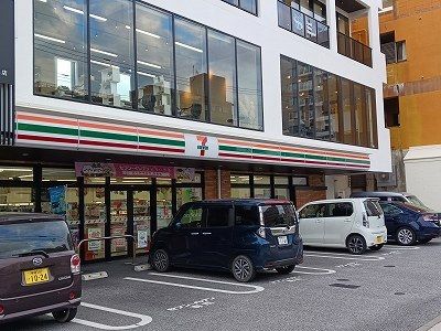 近くのセブンイレブン那覇天久１丁目店まで800m（徒歩10分）