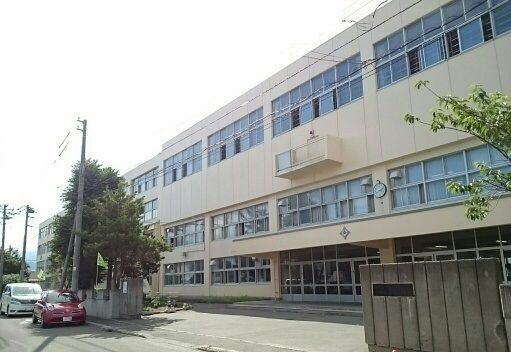 近くの手稲山口小学校まで720m（徒歩9分）