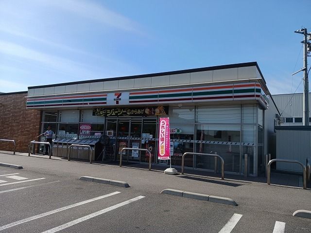 近くのコンビニまで750m（徒歩10分）