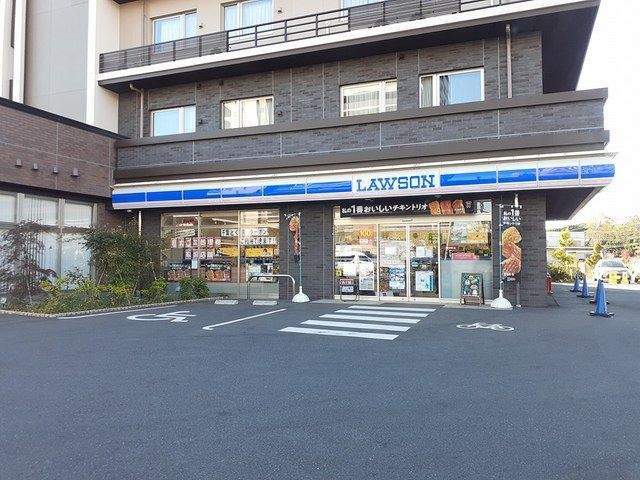 近くのローソンまで367m（徒歩5分）