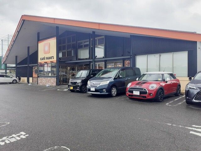 近くのカフェファディ小戸店まで600m（徒歩8分）