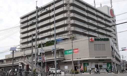 近くの阪急オアシス千里丘店まで560m(徒歩7分)