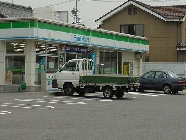 近くのファミリーマートまで450m(徒歩6分)