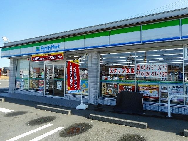 近くのファミリーマート菊川加茂店まで450m（徒歩6分）
