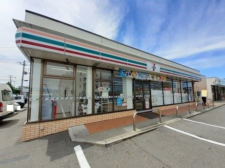 近くのセブンイレブン米沢市役所前店まで440m(徒歩6分)