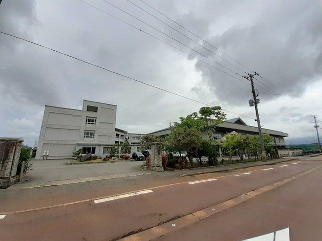 近くの燕中学校まで1,234m(徒歩16分)