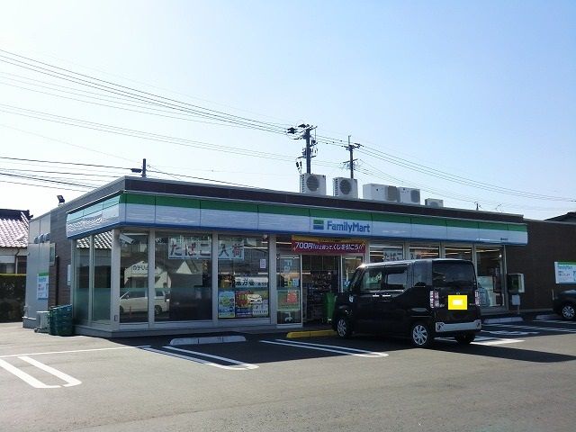 近くのファミリーマート綾中央店まで300m（徒歩4分）