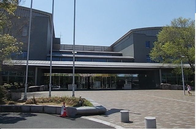 近くの県立図書館さんまで1,400m(徒歩18分)