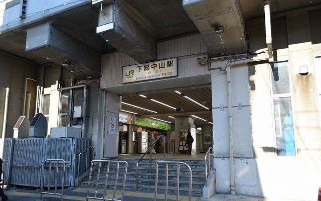 近くの下総中山駅まで550m（徒歩7分）