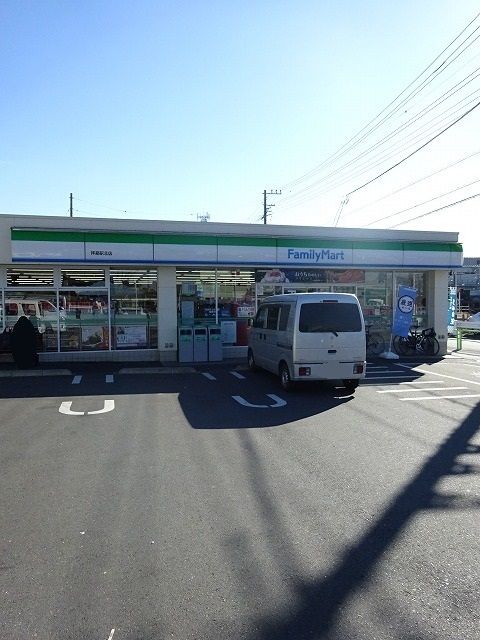近くのファミリーマートまで650m（徒歩9分）