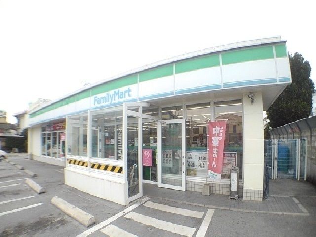 近くのファミリーマート石川一丁目店まで400m(徒歩5分)
