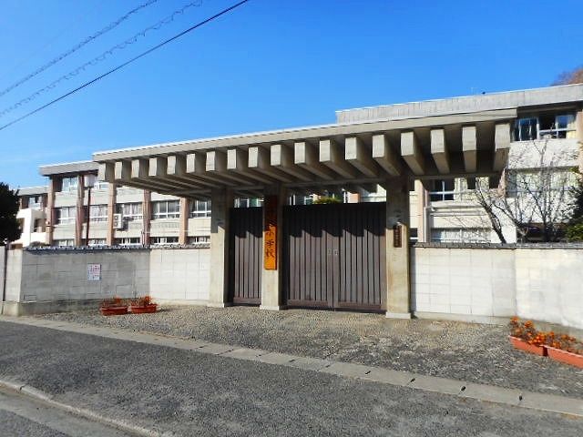 近くの神辺小学校まで750m（徒歩10分）