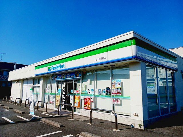 近くのファミリーマート淀師店まで400m（徒歩5分）