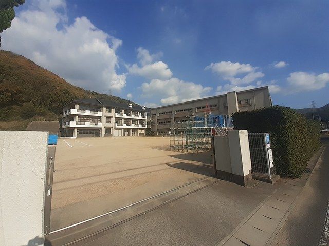 近くの玉野市立八浜小学校まで50m（徒歩1分）