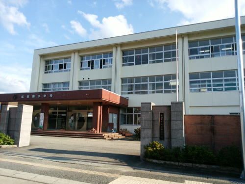 近くの成器南小学校まで1,000m(徒歩13分)