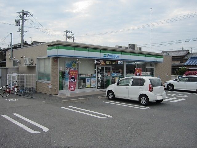 近くのファミリーマートまで450m（徒歩6分）