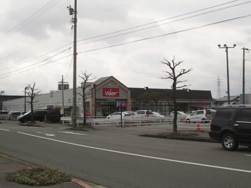 近くのバロー 金津店まで90m（徒歩2分）