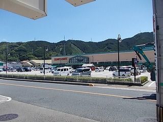 近くのサニーマート 六泉寺店まで700m（徒歩9分）