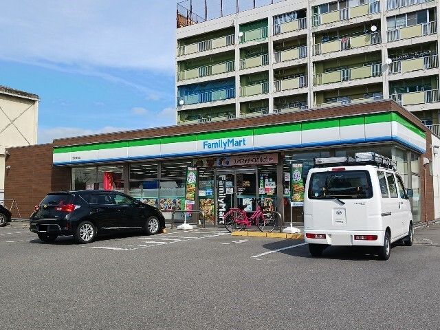 近くのファミリーマート今治城前店まで300m(徒歩4分)