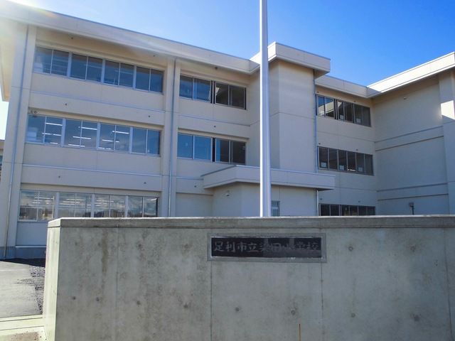近くの梁田小学校まで2,100m（徒歩27分）