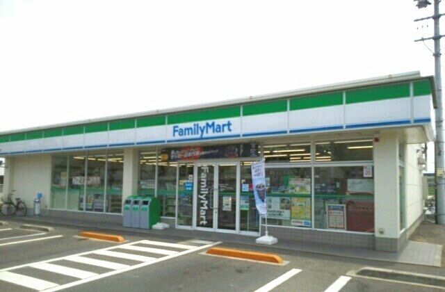 近くのファミリーマートさんまで140m(徒歩2分)