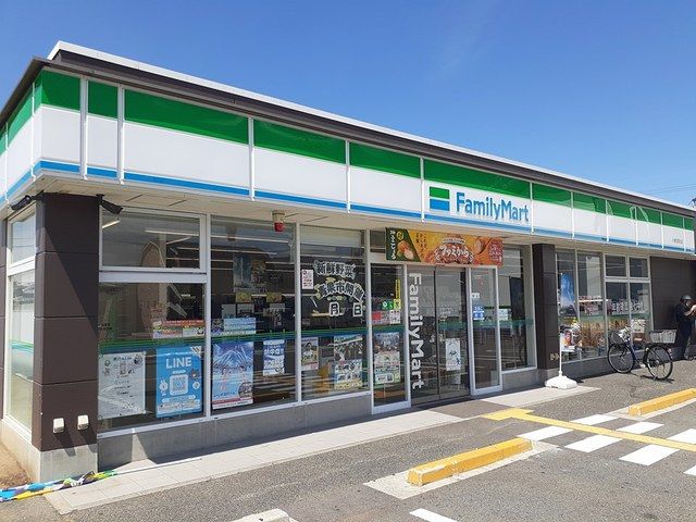 近くのファミリーマート様まで687m（徒歩9分）