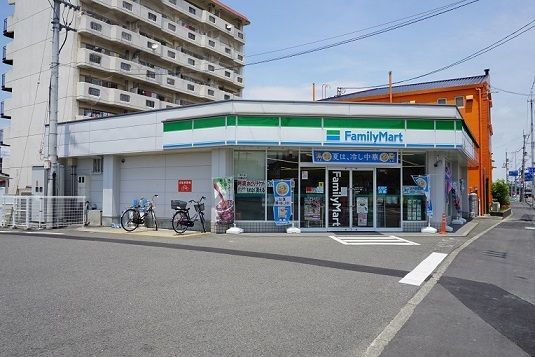 近くのファミリーマート庄町3丁目店まで130m（徒歩2分）