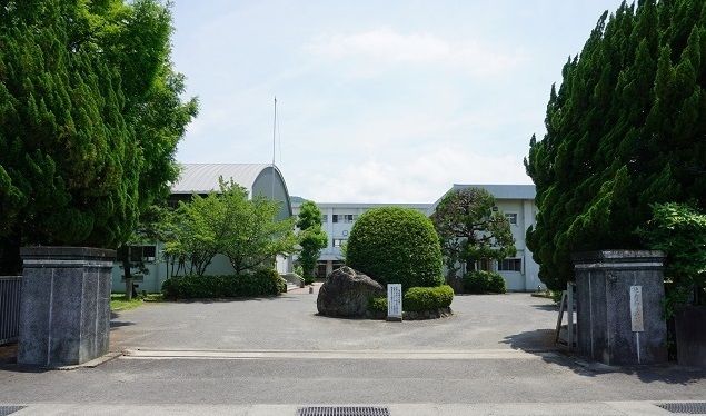 近くの加茂名小学校まで600m（徒歩8分）