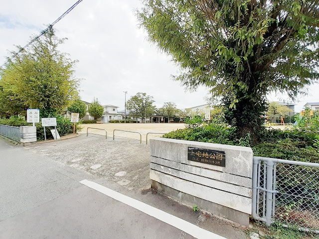 近くの上宅地公園まで260m（徒歩4分）