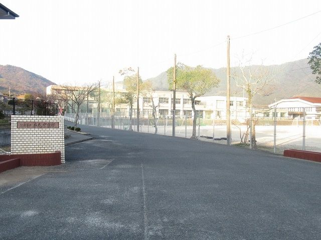 近くの防府市立牟礼中学校まで400m（徒歩5分）