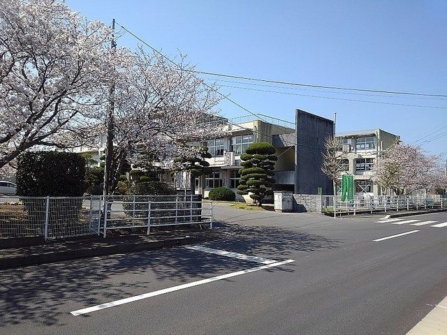 近くの豊後高田市立高田小学校まで650m(徒歩9分)