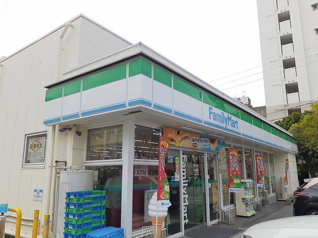 近くのファミリーマート西消防署通り店まで51m（徒歩1分）