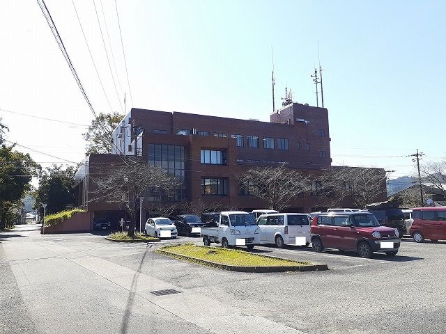 近くの綾町役場まで750m（徒歩10分）
