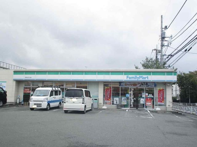 近くのファミリーマートまで450m（徒歩6分）