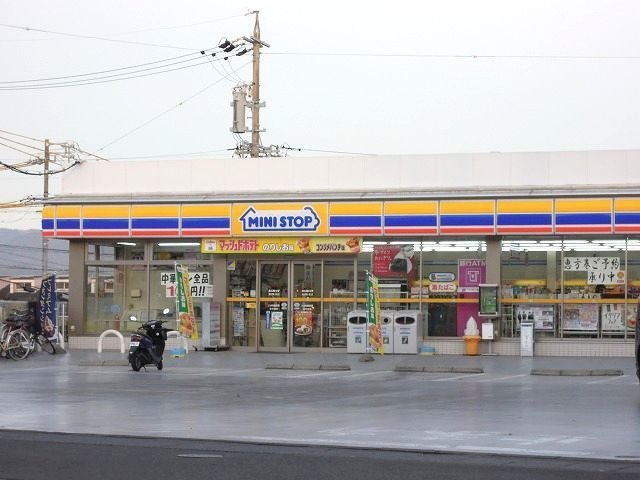 近くのミニストップ清水草薙一里山店まで750m（徒歩10分）