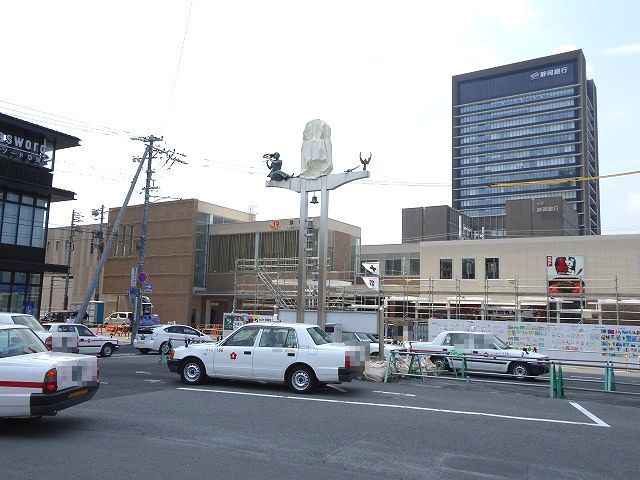 近くのJR草薙駅まで550m（徒歩7分）