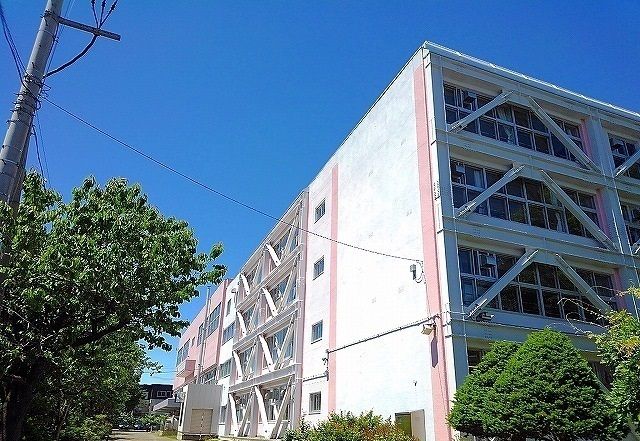 近くの藤野小学校まで600m（徒歩8分）